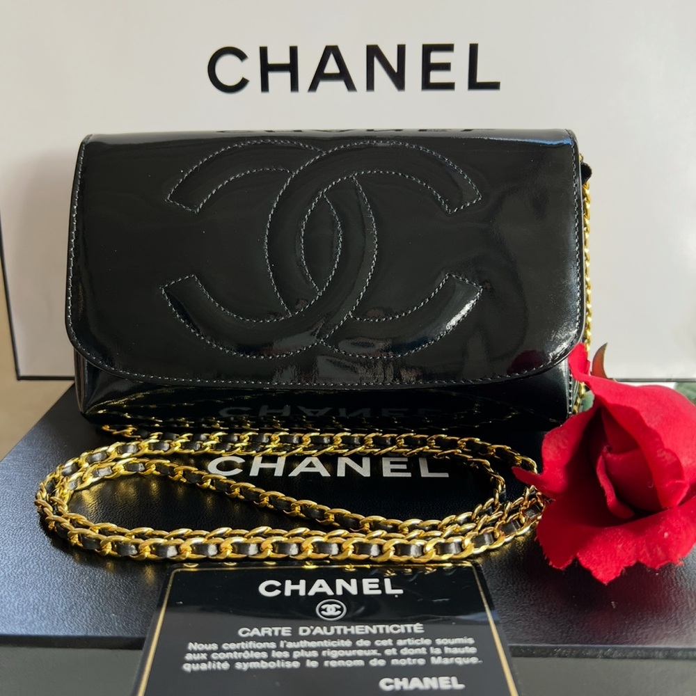CHANEL Black Patent Leather crossbody Wallet with Gold Chain